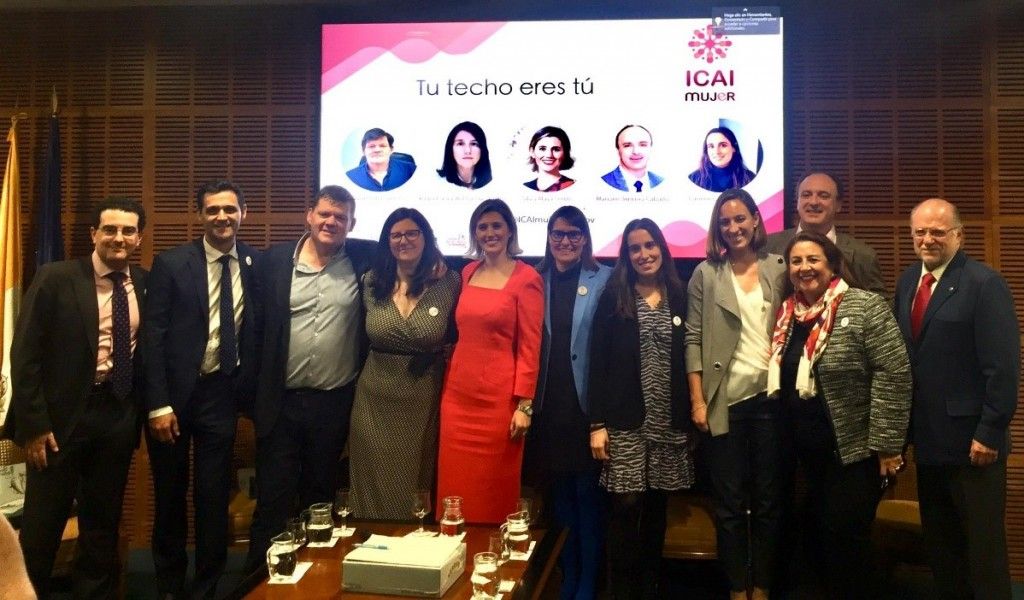 Foto de los representantes de ICAIMujer y CIGRE, junto con los ponentes y la moderadora y algunos asistentes.